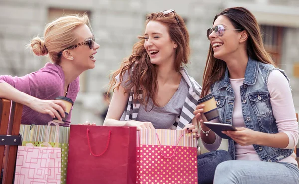 Tres Hermosas Chicas Con Bolsas Compras Ciudad Gente Venta Compras —  Fotos de Stock