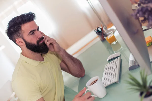 Aantrekkelijke Bebaarde Man Aan Tafel Zitten Werken Computer Van Kantoor — Stockfoto