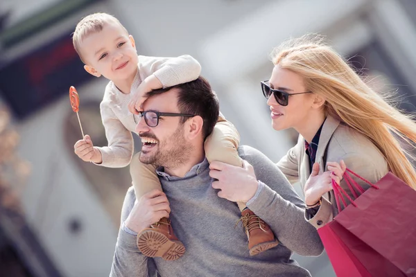 Jovem Família Feliz Com Filho Pequeno Sacos Compras Cidade — Fotografia de Stock