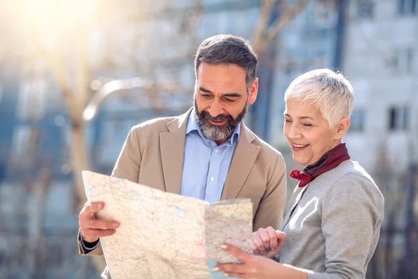 Feliz Pareja Adulta Viajeros Sosteniendo Mapa Las Manos — Foto de Stock