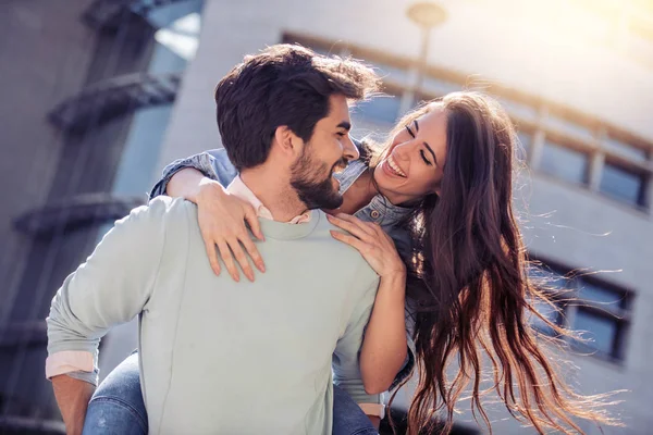 Glückliches Junges Paar Hat Spaß Freien Und Lächelt — Stockfoto