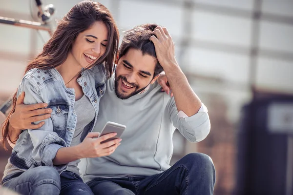 Feliz Jovem Casal Divertindo Livre Sorrindo — Fotografia de Stock