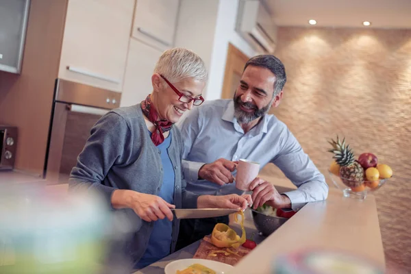 Ouder Paar Snijden Groenten Keuken — Stockfoto