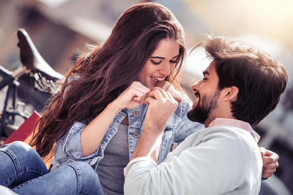 Feliz Joven Pareja Divirtiéndose Aire Libre Sonriendo — Foto de Stock