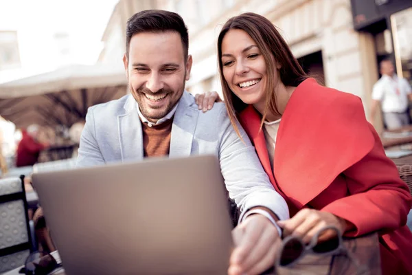 Paar Hat Spaß Beim Blick Auf Laptop Café — Stockfoto