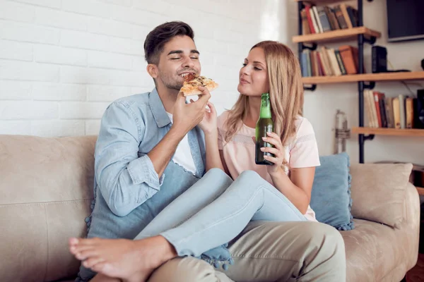 Amar Pareja Bebiendo Cerveza Comiendo Pizza Disfrutando Interiores — Foto de Stock