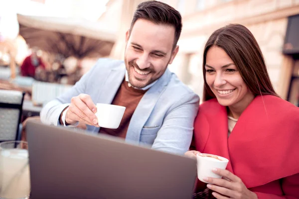 Glückliches Paar Sitzt Café Schaut Auf Laptop Lächelt Und Trinkt — Stockfoto