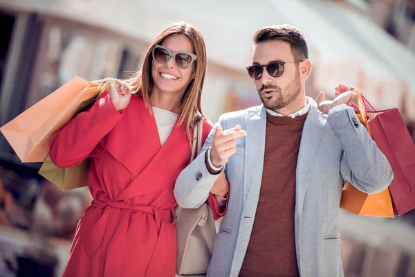 Loving Couple Carrying Shopping Bags Shoulders Holding Hands While Walking — Stock Photo, Image