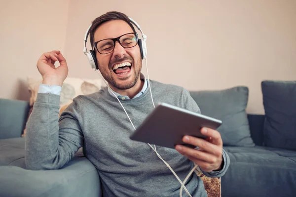 Hombre Relajado Casa Escuchando Música Cantando — Foto de Stock
