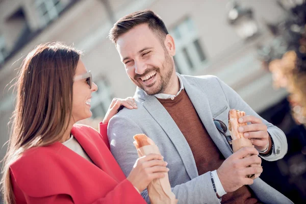 Paar Broodjes Eten Praten Buiten — Stockfoto