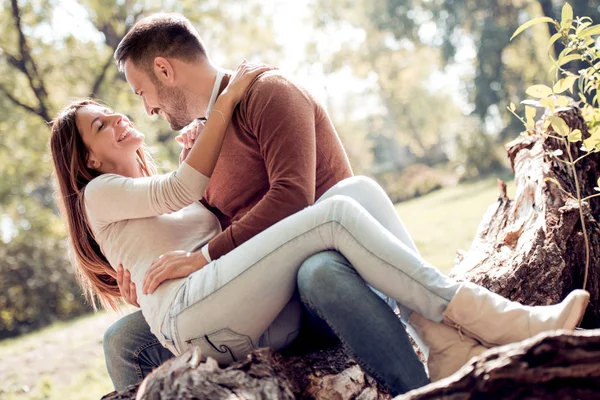 Älskande Par Njuter Stunder Lycka Park — Stockfoto