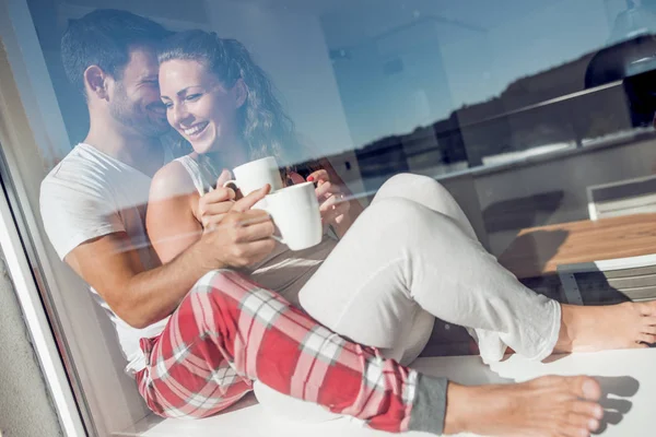 Casal Amoroso Sentado Junto Com Café Olhando Para Janela — Fotografia de Stock