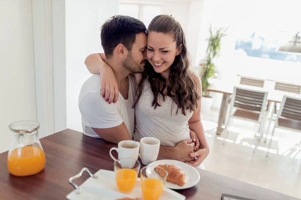 Jovem Casal Feliz Sentado Apartamento Moderno Tomando Café Manhã Juntos — Fotografia de Stock
