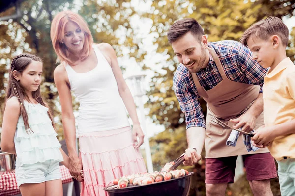 Fiatal Család Hogy Grill Kertben — Stock Fotó