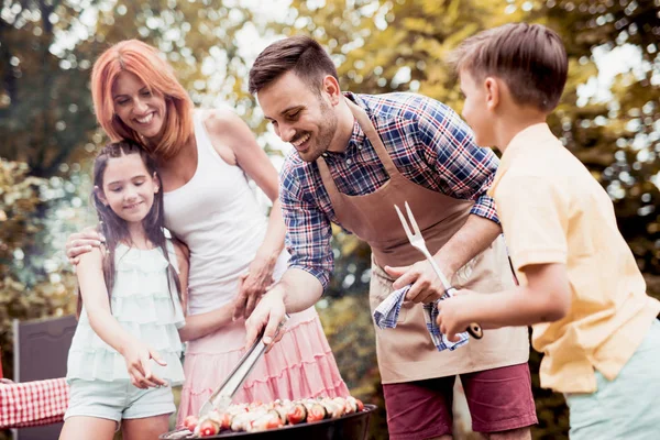 Bonne Famille Faisant Fête Barbecue Plein Air — Photo