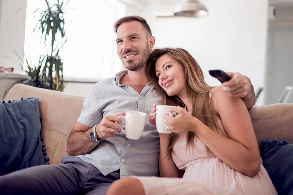 Erwachsene Schöne Paar Sitzt Auf Dem Sofa Und Kaffee Trinken — Stockfoto
