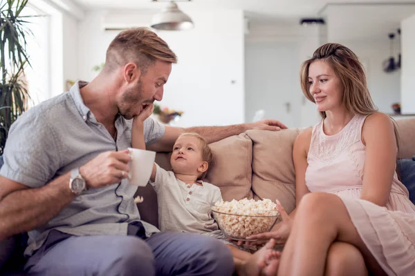 Père Mère Fils Heureux Détendre Maison Manger Pop Corn — Photo