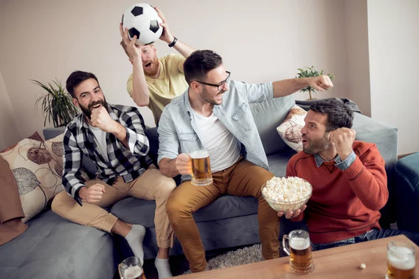 一群朋友在电视上观看足球比赛 庆祝进球 — 图库照片