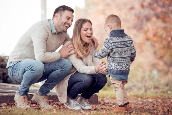 Padres Con Hijo Caminando Parque Divirtiéndose Juntos — Foto de Stock