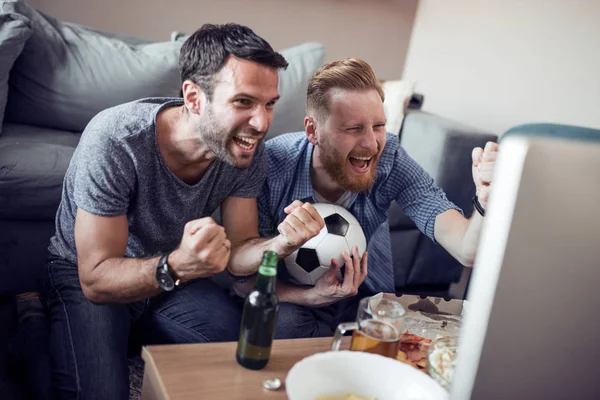 Щасливі Друзі Чоловічої Статі Дивиться Футбол Телебаченні Вдома — стокове фото