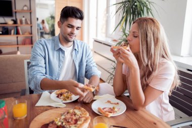 Pizza evde yemek güzel modern genç Çift.