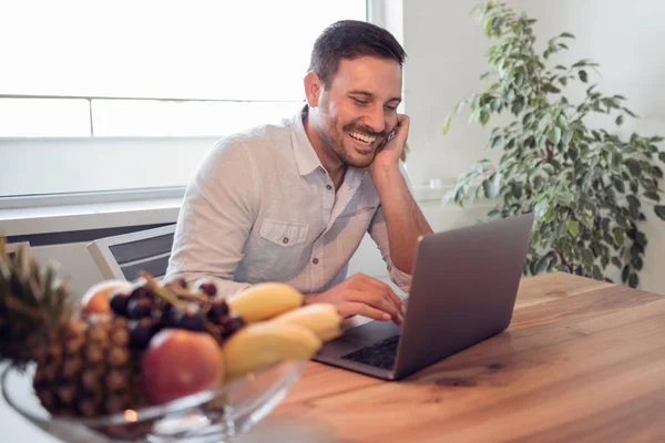 Бізнесмен Посміхається Працює Ноутбуком Вдома — стокове фото