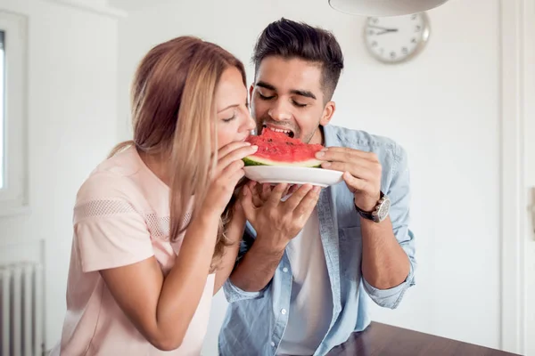 Casal Tomando Café Manhã Casa Comendo Melancia — Fotografia de Stock