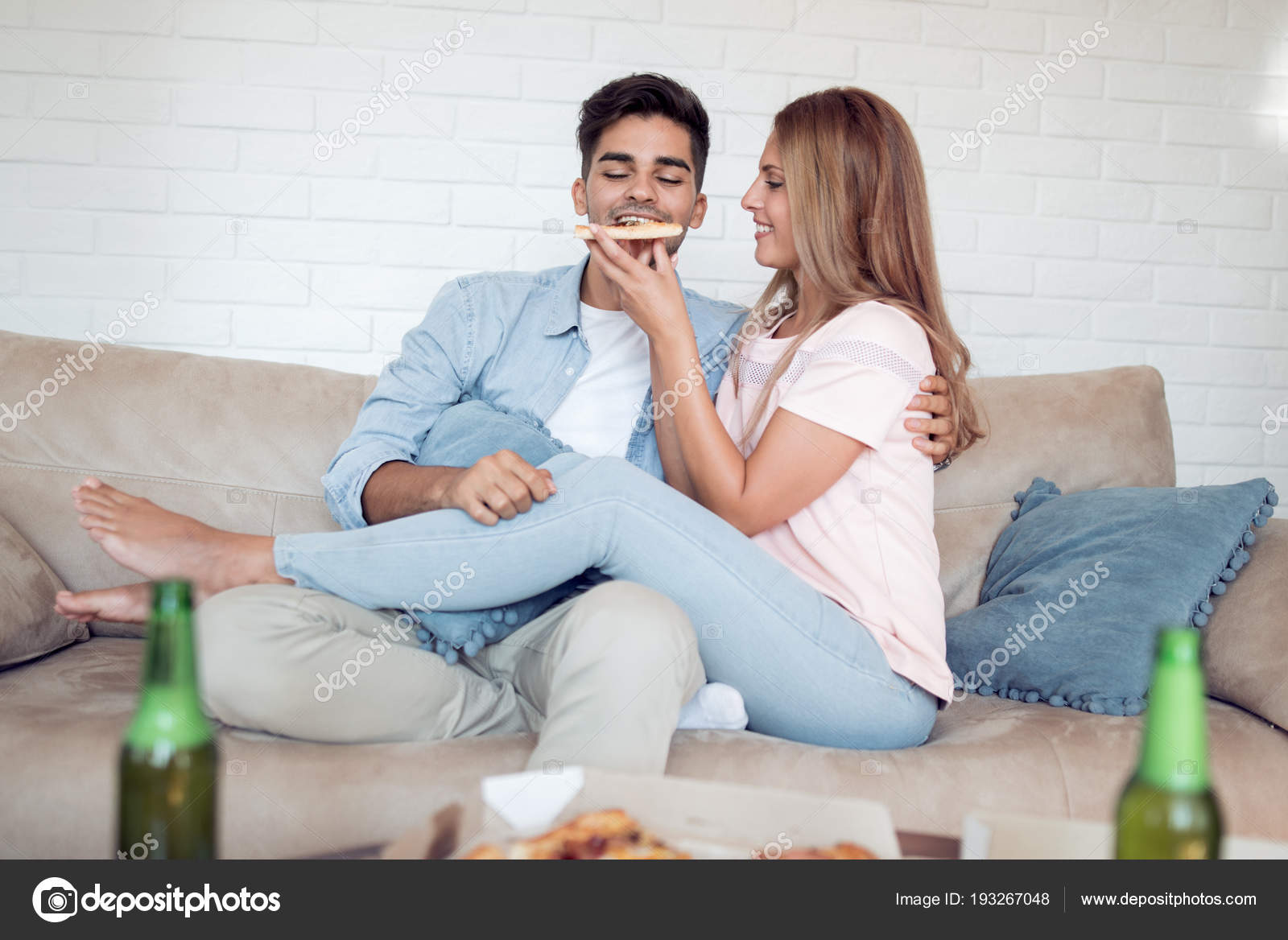 Image Happy Romantic Couple Eating Pizza Enjoy Home — Stock Photo