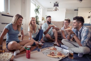 Pizza sevenler. Gençlerin grup birlikte eğlenirken pizza yemek eğlenceli.