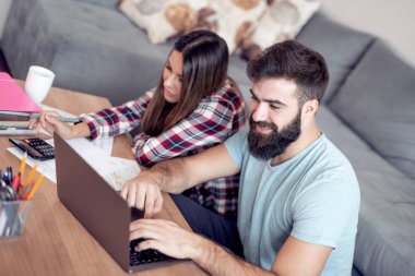 Aile, borçları ve mali sorunlar. Genç karı koca beraber evrak işlerini yapmak ve yaptıkları harcamaların hesaplama.