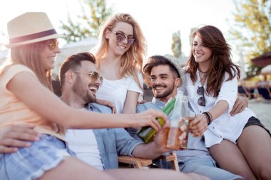 Bir grup arkadaş sahilde eğleniyor.