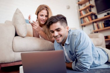 Mutlu çift Online birlikte alışveriş evde yapıyor. Aşk, teknoloji, internet ve insan kavramı.