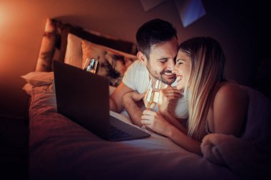 Romantik genç çift rahatlatıcı kendi yatak odasında. Mutlu anları birlikte.