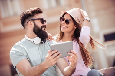 Mutlu genç çift alarak selfie Caddesi üzerinde telefon ile.
