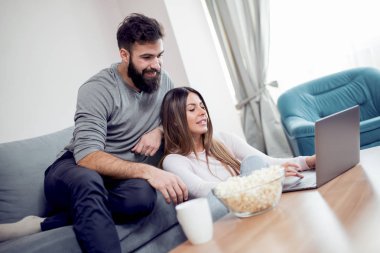 Evde birlikte eğleniyor genç mutlu çift.