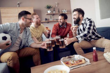 Pizza yeme ve bira içme evde TV izlerken dört erkek arkadaş.