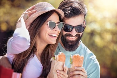 Sandviç kahvaltı için çift açık havada harika vakit geçiriyor.