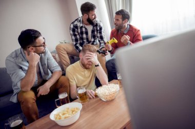 Arkadaşlar iskambil video spor evde grup.