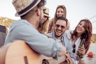 plajda eğlenmek arkadaşlar 