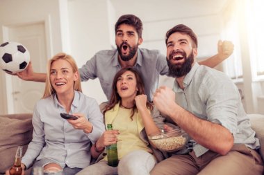 Birlikte iyi vakit geçiriyor televizyonda futbol maç izlerken arkadaşlar.