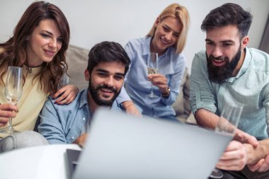 Arkadaşlar laptop film birlikte evde izlerken.