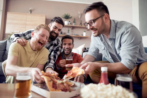 Quattro Amici Maschi Che Guardano Casa Mentre Mangiano Pizza Bevono — Foto Stock