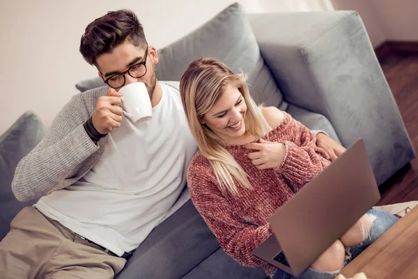 Pareja Sentada Sofá Usando Ordenador Portátil Casa — Foto de Stock