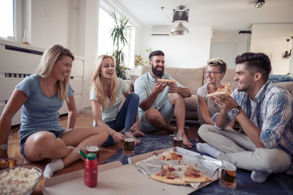 Milovníky Pizzy Skupina Hravé Mladých Lidí Jíst Pizzu Zároveň Baví — Stock fotografie