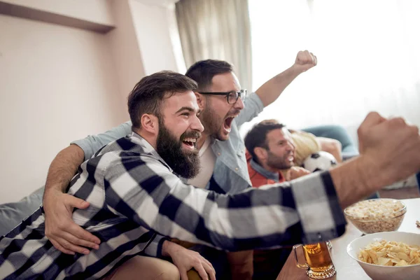 Televizyonda Maç Izlerken Gol Kutluyor Arkadaş Grubu — Stok fotoğraf