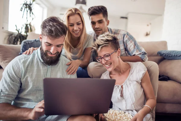 Amigos Sentados Juntos Sofá Assistindo Vídeo Divertido Laptop — Fotografia de Stock