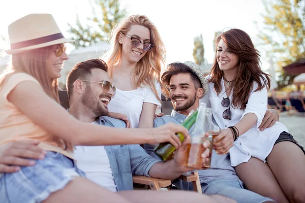 Bir grup arkadaş sahilde eğleniyor.