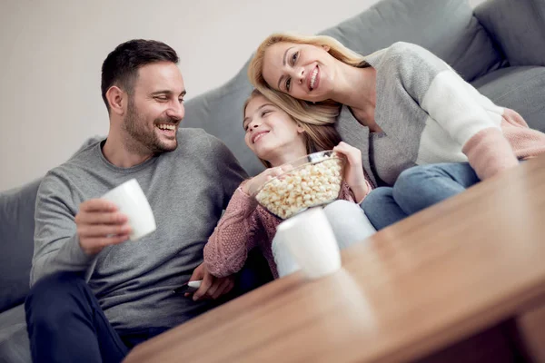 Feliz Família Pai Mãe Filha Assistindo Comer Pipocas Sala Estar — Fotografia de Stock