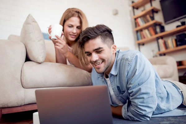 Glückliches Paar Beim Gemeinsamen Online Shopping Hause Liebe Technologie Internet — Stockfoto