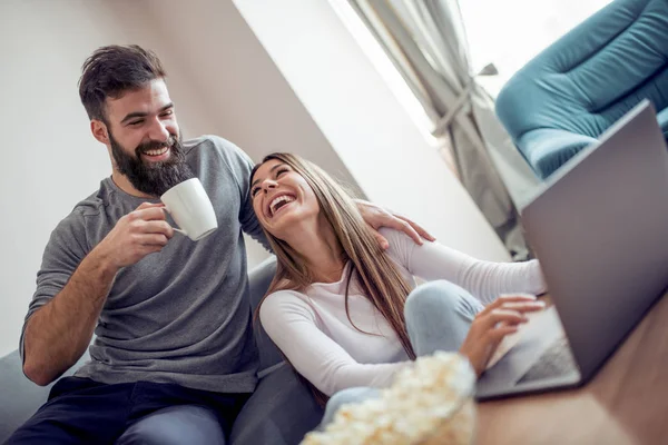 Having Oyunculuk Birlikte Evde Bir Kanepede Oturan Genç Mutlu Çift — Stok fotoğraf